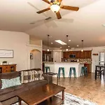 Hot Tub . Spacious . Pets . Central . Boat Parking