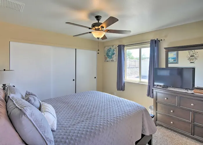 Home With Patio And Grill Less Than 3 Mi To Lake Havasu!