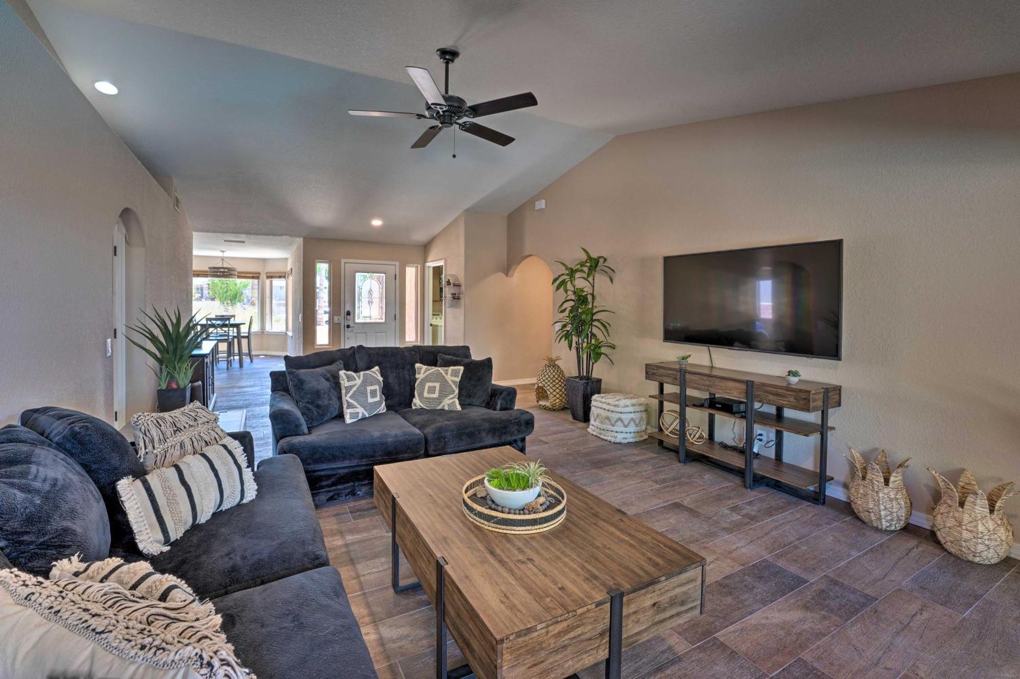 With Private Pool And Bbq, 4 Mi To Havasu! *