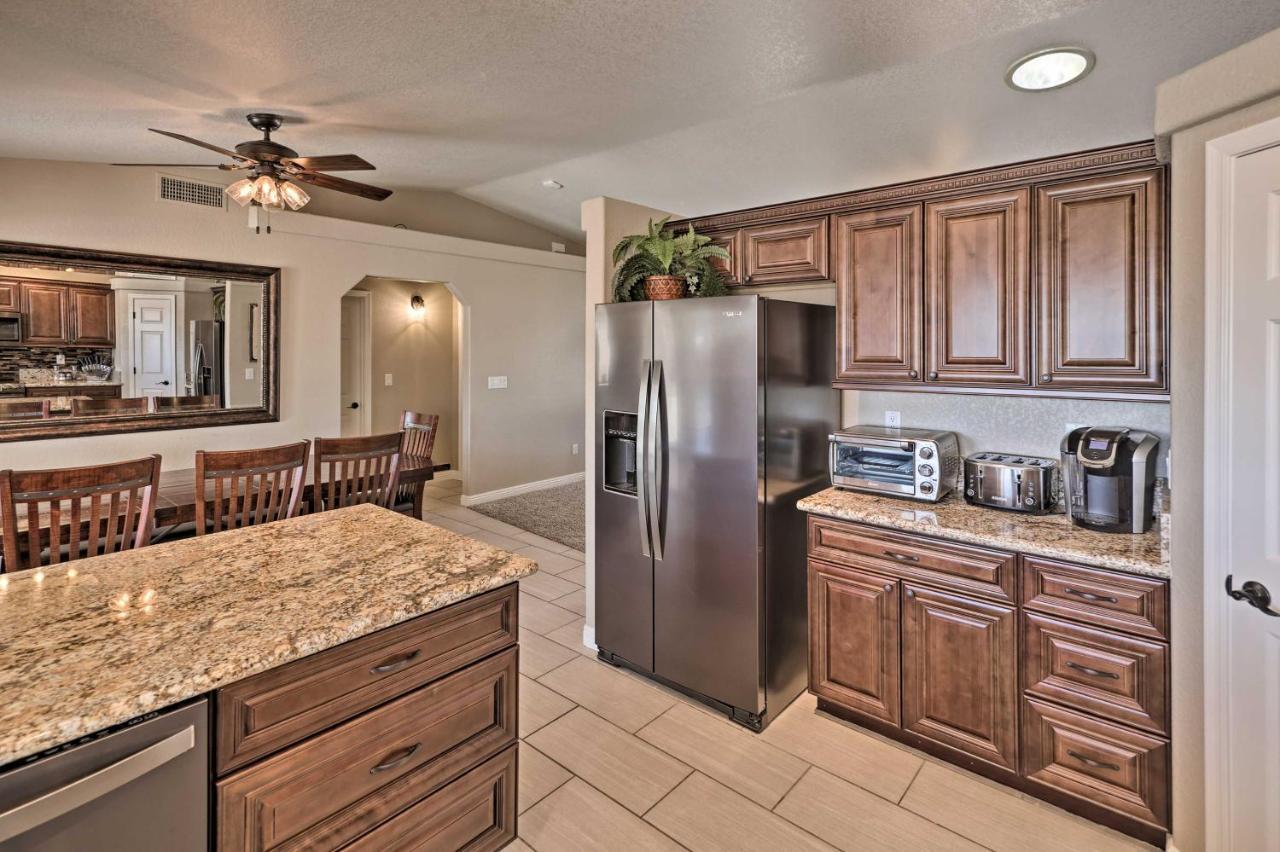 Havasu Pool And Mtn Views, 1 Mi To Holiday home *