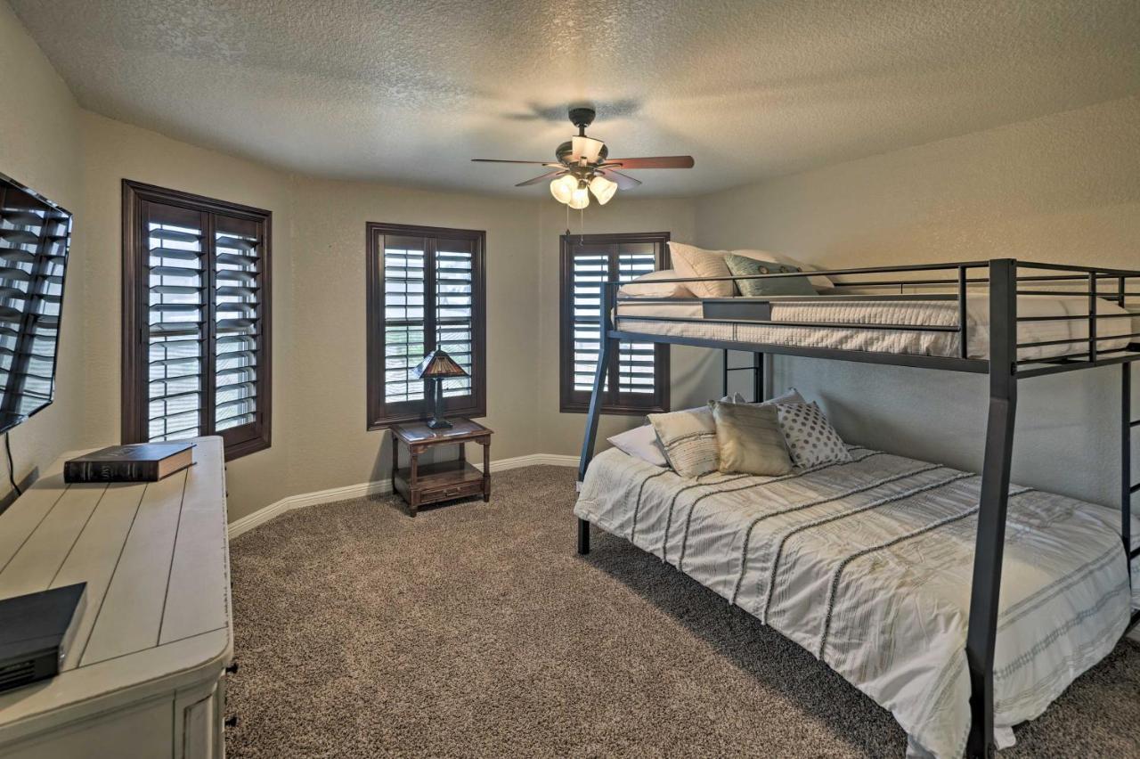Havasu Pool And Mtn Views, 1 Mi To Holiday home