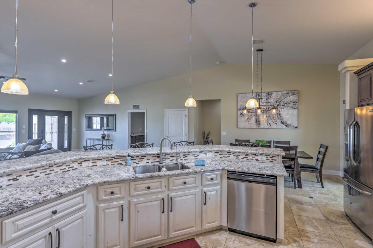 Luxe Havasu With Pool, And Patio!