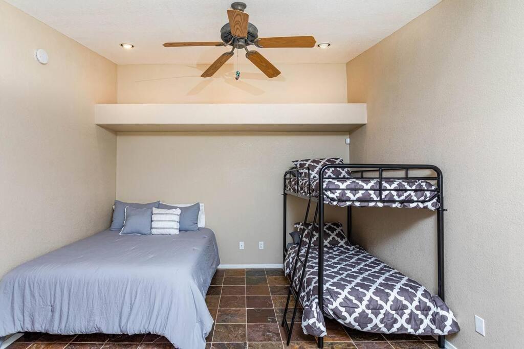 Style Living W/ Pool, Spa, Games Holiday home *