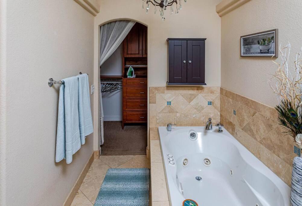 Style Living W/ Pool, Spa, Games Holiday home *