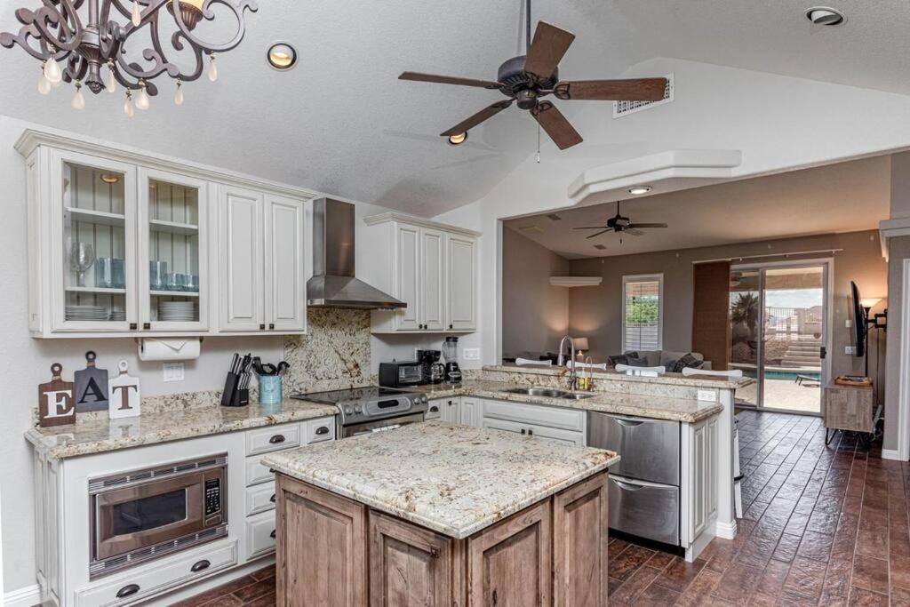 Style Living W/ Pool, Spa, Games Holiday home Lake Havasu City