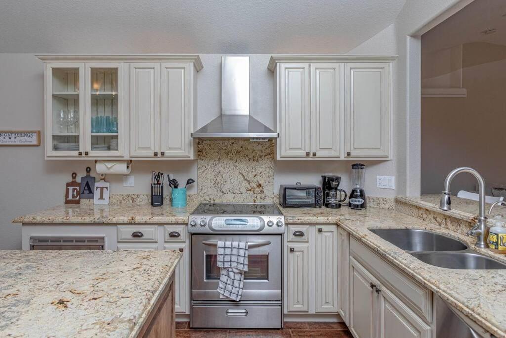 Style Living W/ Pool, Spa, Games * Lake Havasu City