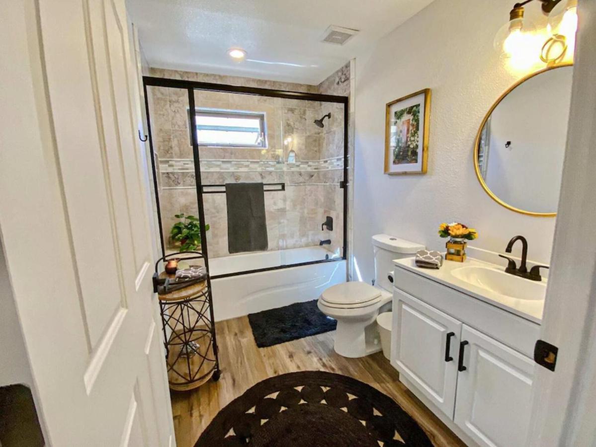 Holiday home Trendy Desert Getaway Pool, Spa, Game Lake Havasu City