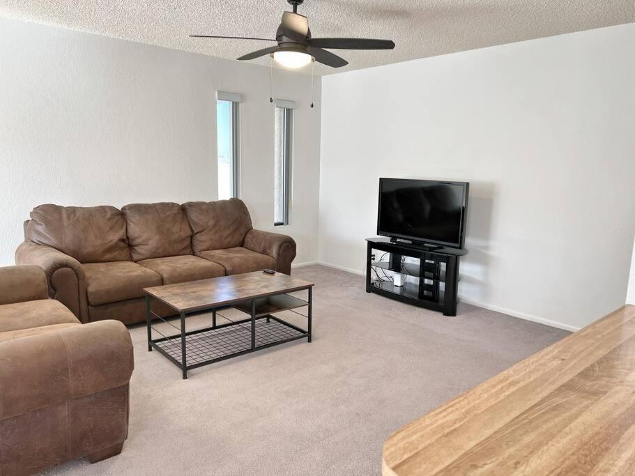 Cheerful Pool Home-lowkey, 10min To Lake, Comfort Apartment *