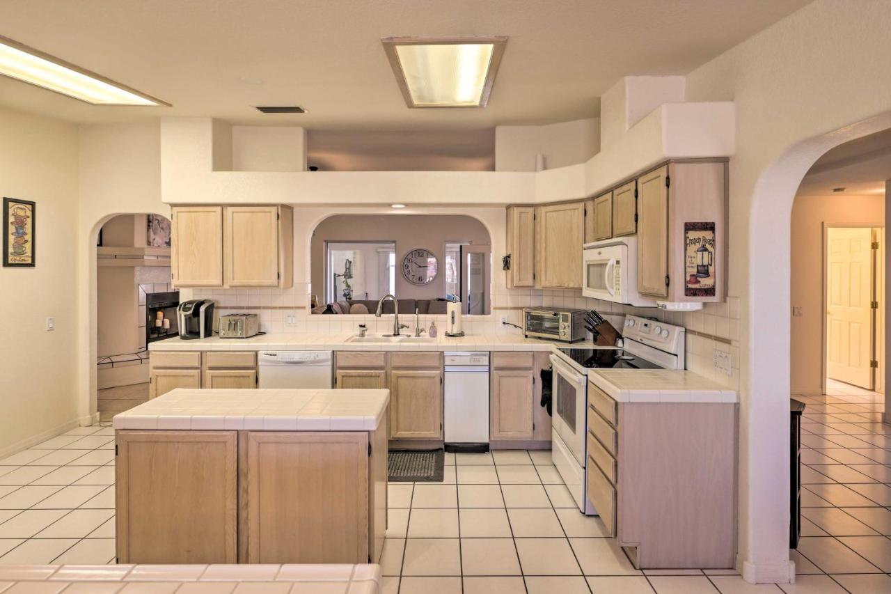 Beautiful Havasu Retreat With Hot Tub, Pet Friendly! Holiday home