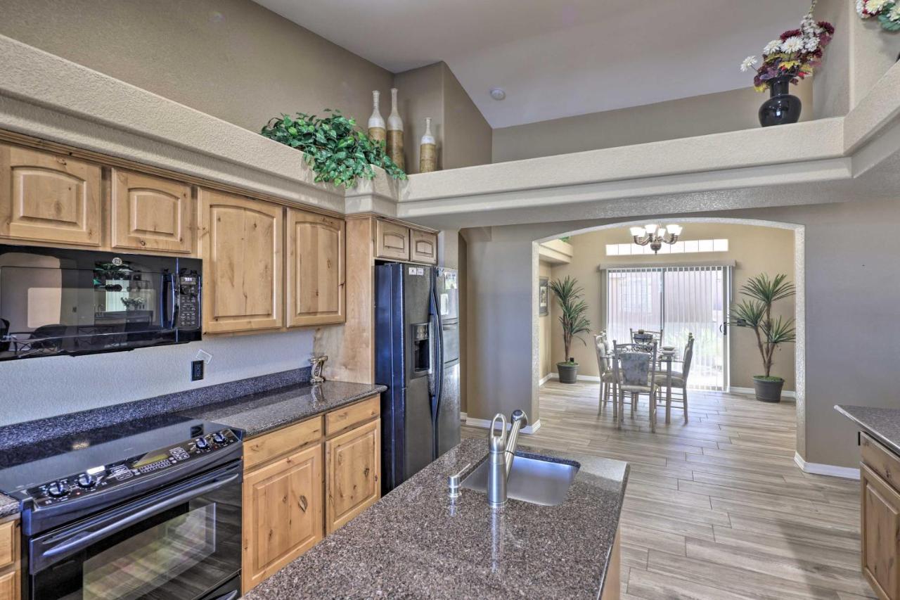 Holiday home Deluxe Gated With Pool Overlooking Havasu!