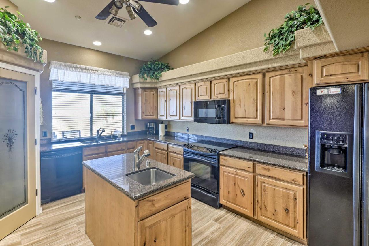 Holiday home Deluxe Gated With Pool Overlooking Havasu!