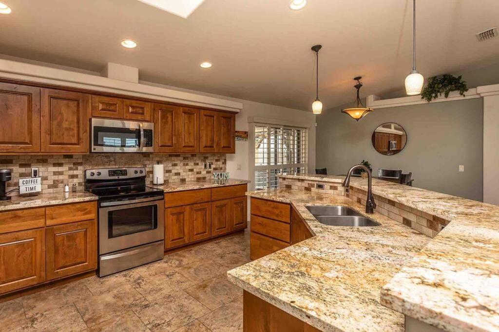 Hot Tub . Spacious . Pets . . Boat Parking * Lake Havasu City