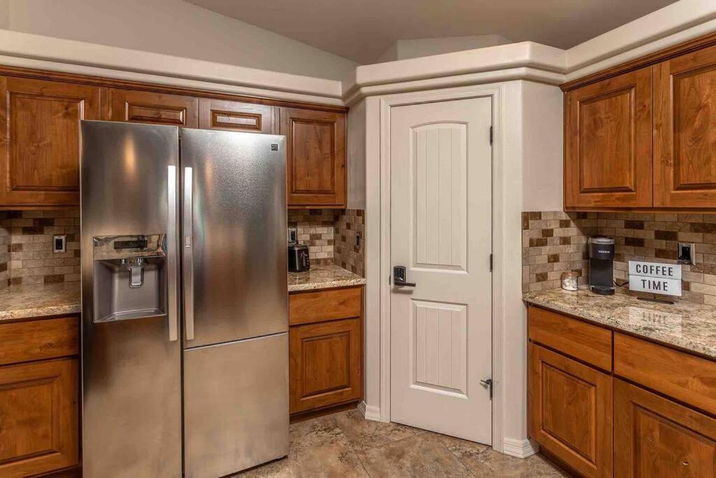 Hot Tub . Spacious . Pets . . Boat Parking * Lake Havasu City