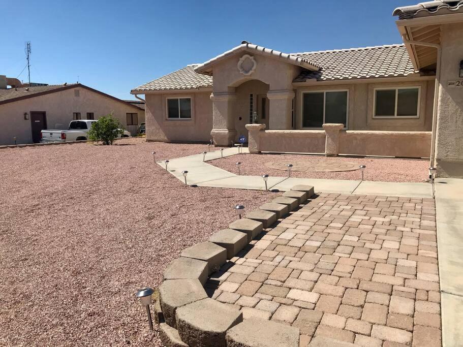 Private View On The Side Of 95! Sleeps 16 Holiday home Lake Havasu City