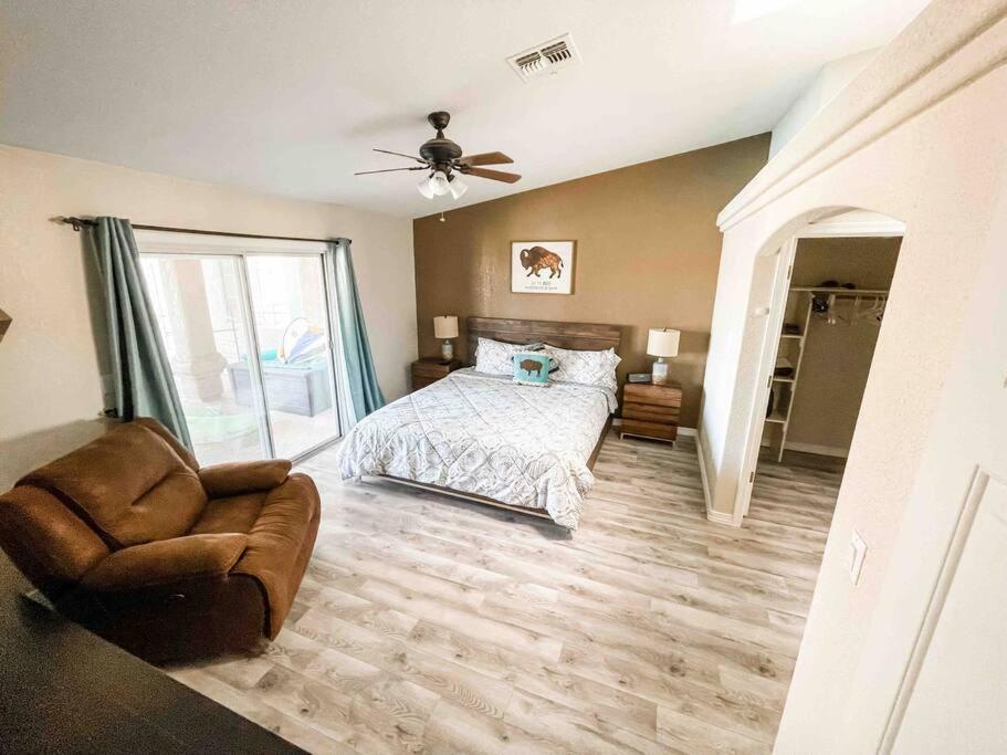 Private View On The Side Of 95! Sleeps 16 Holiday home Lake Havasu City