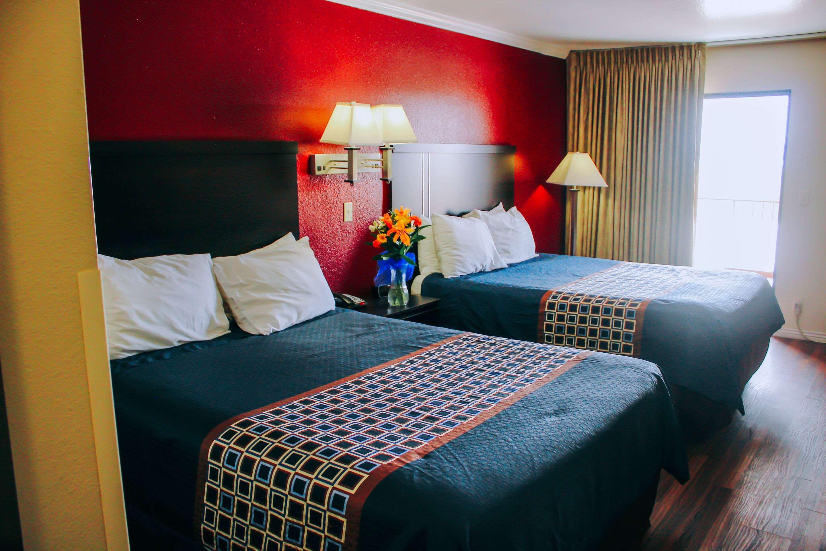 Rodeway & Hotel 3*