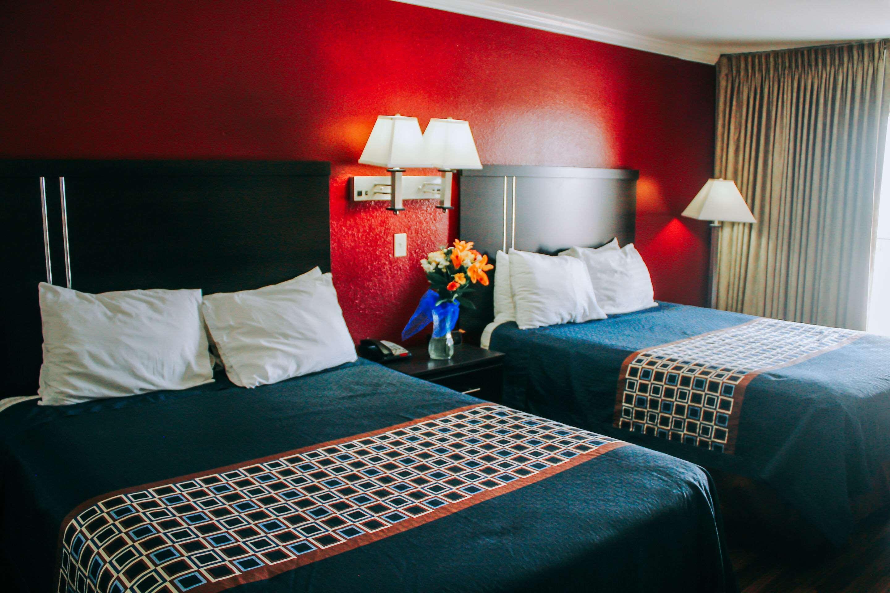 Rodeway & Hotel 3*