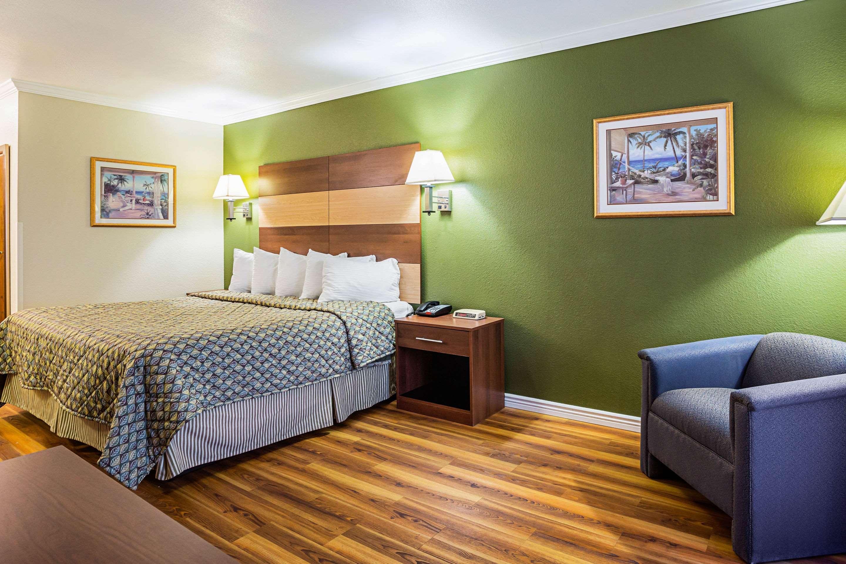 Rodeway & Hotel