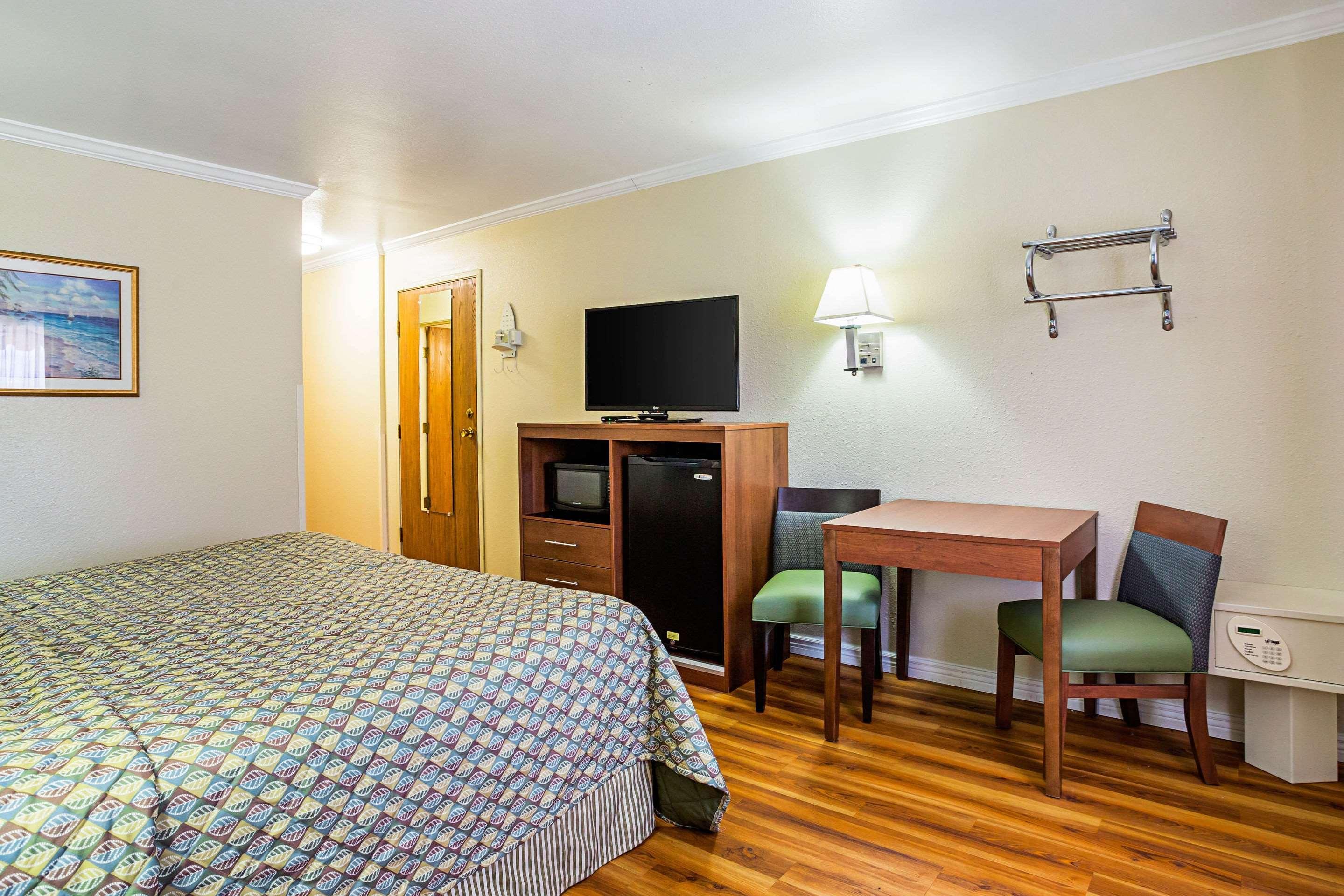 Rodeway & Hotel