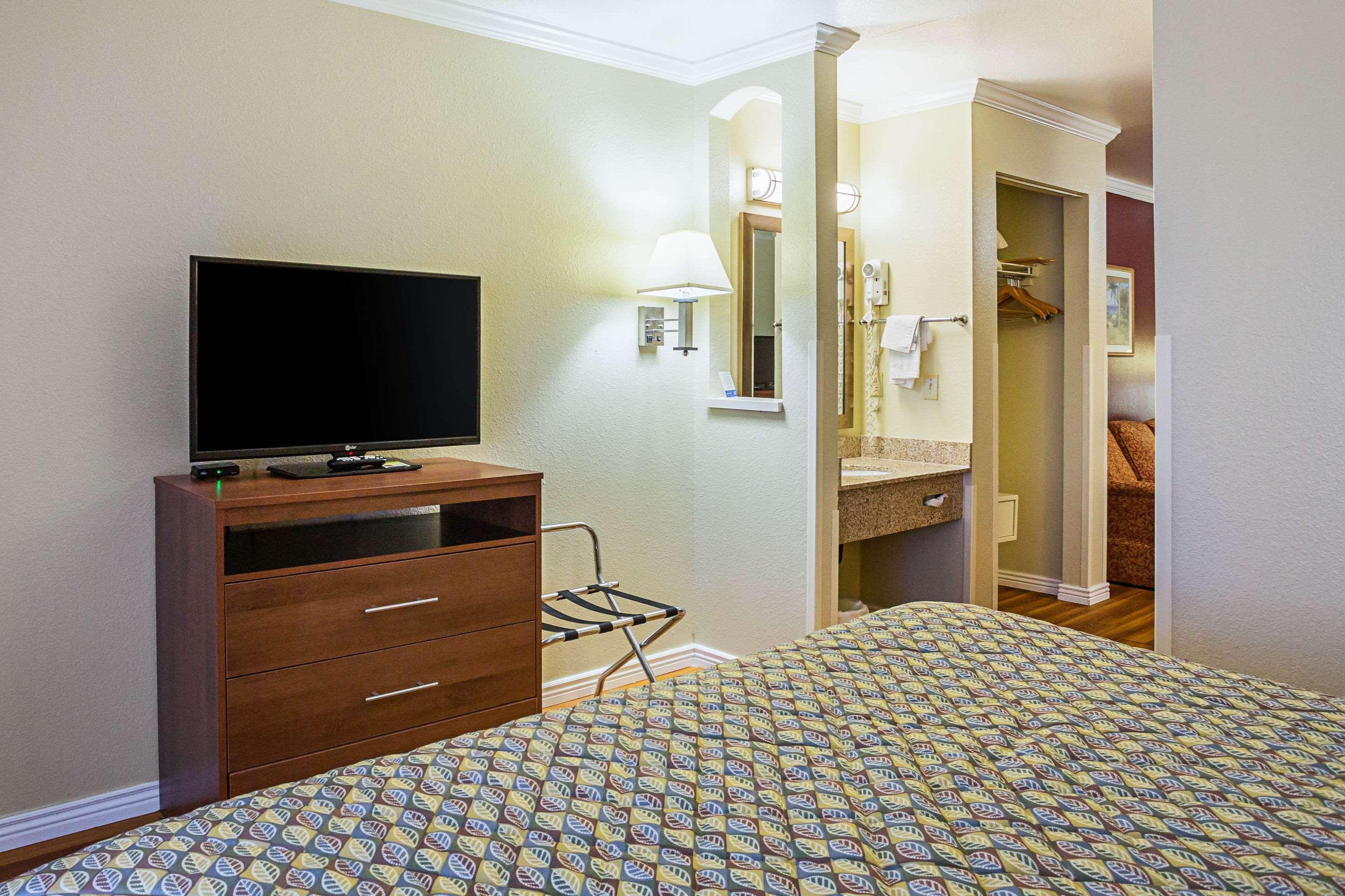 Rodeway & Hotel