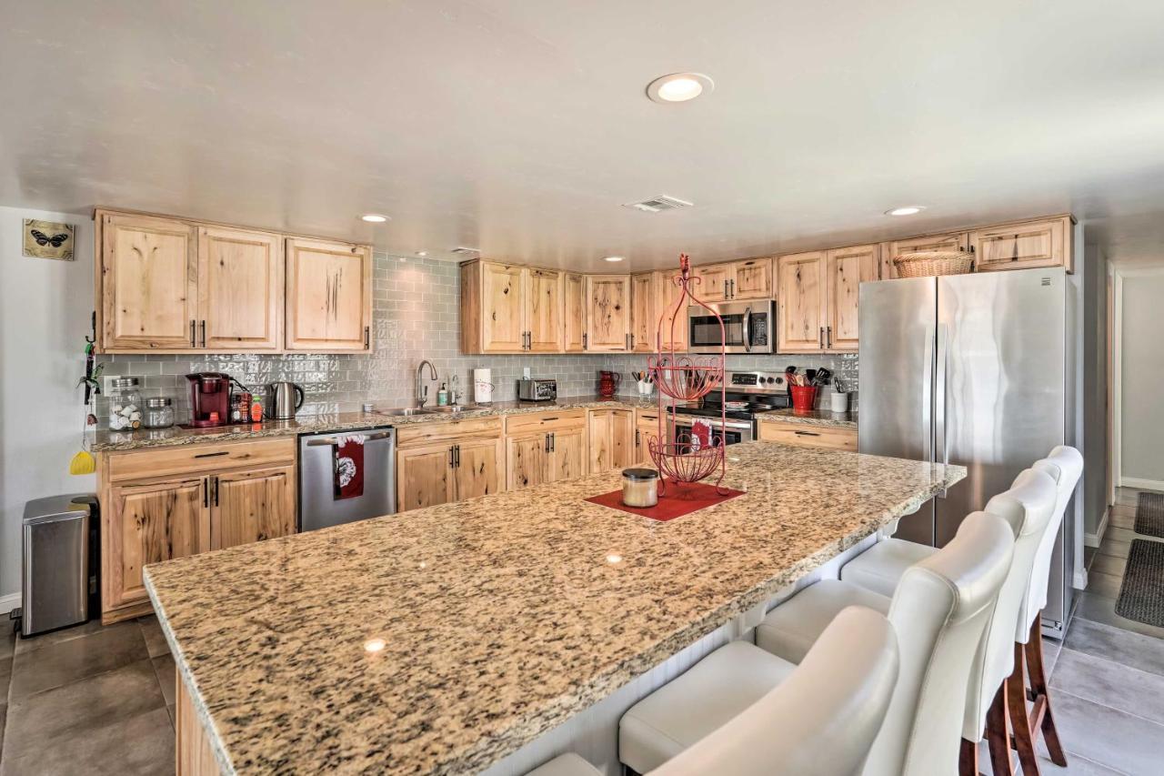 Sunny Havasu Abode With Pool And Grill! Holiday home