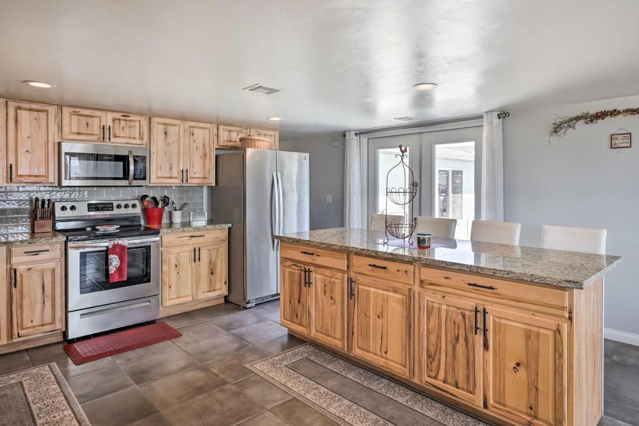 Sunny Havasu Abode With Pool And Grill!