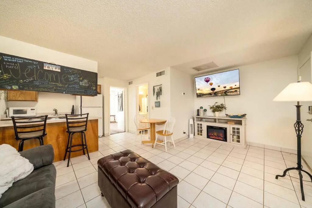 Pool King Suite-walk To Dt & Lake! Apartment