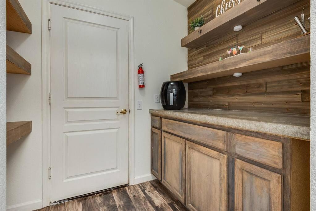 Holiday home Family Friendly W/ Backyard Games, Rv Parking *