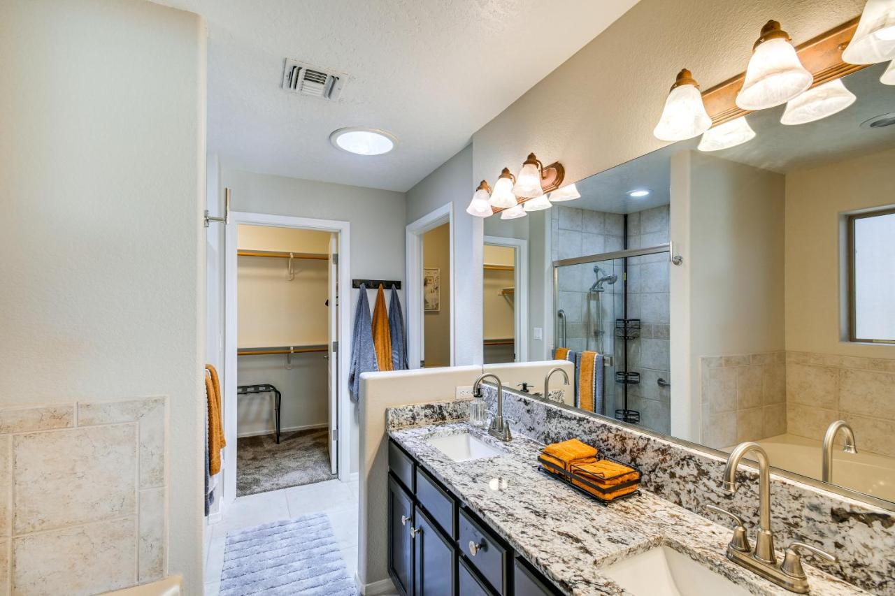 Havasu Oasis With Outdoor Pool And Hot Tub!