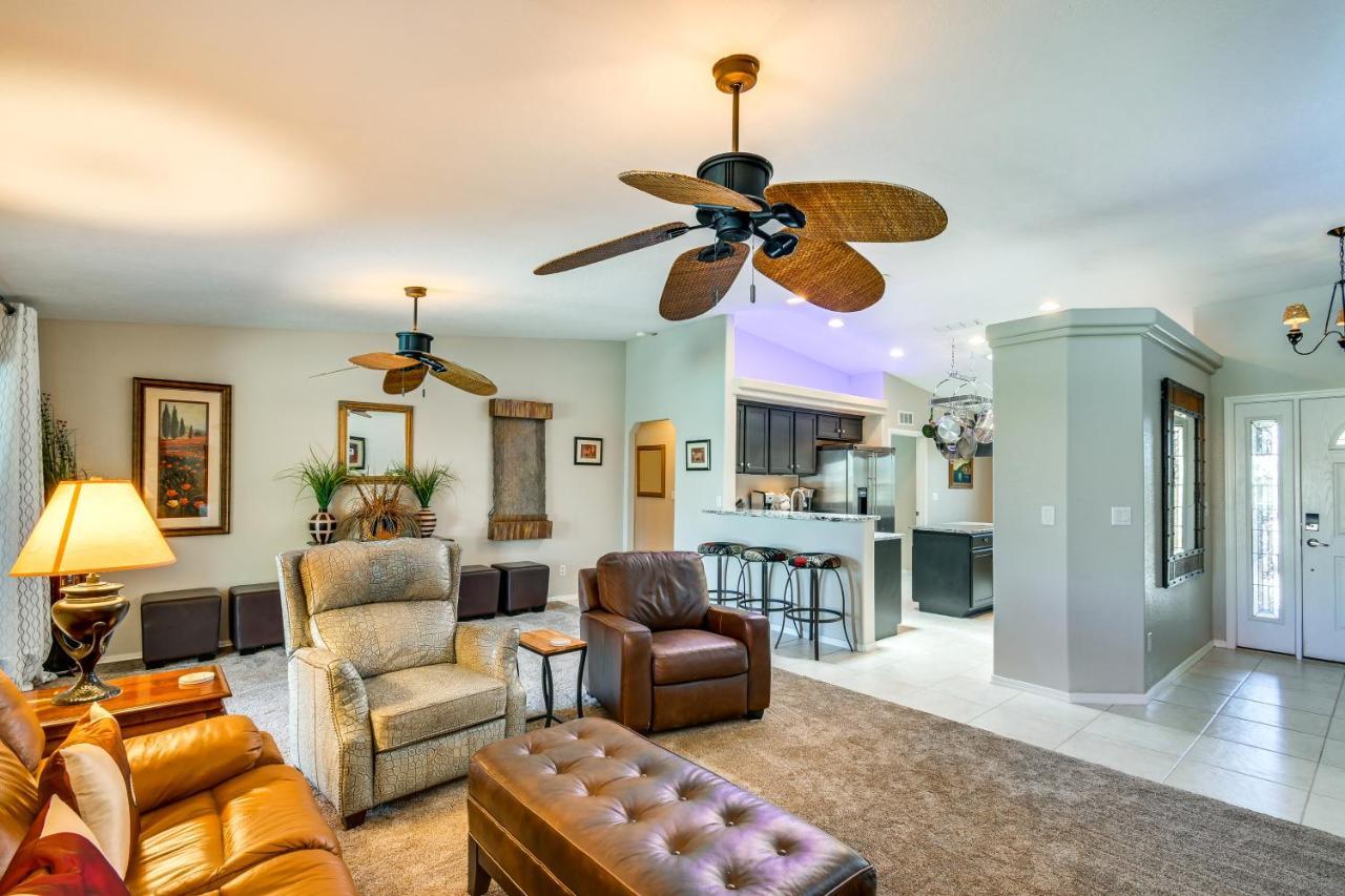 Havasu Oasis With Outdoor Pool And Hot Tub!