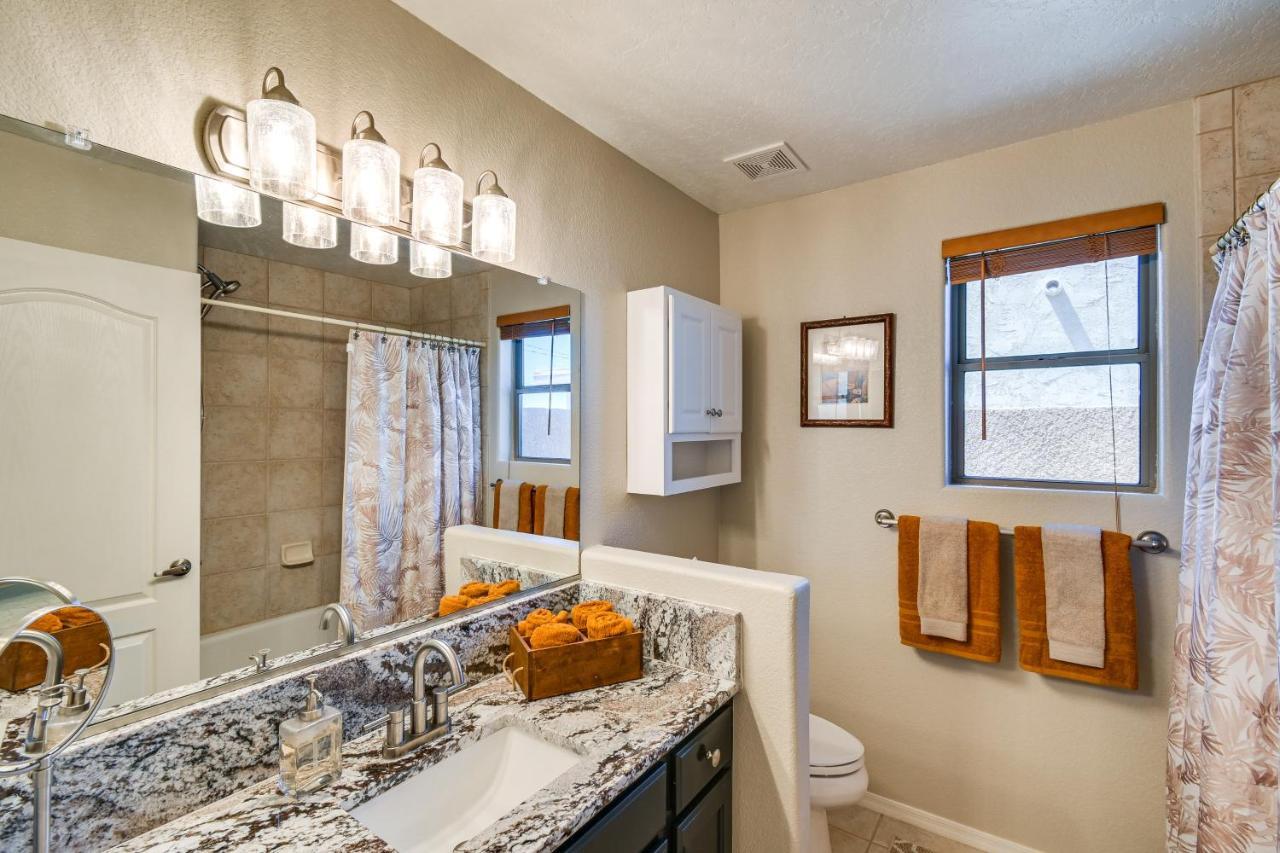 Havasu Oasis With Outdoor Pool And Hot Tub!