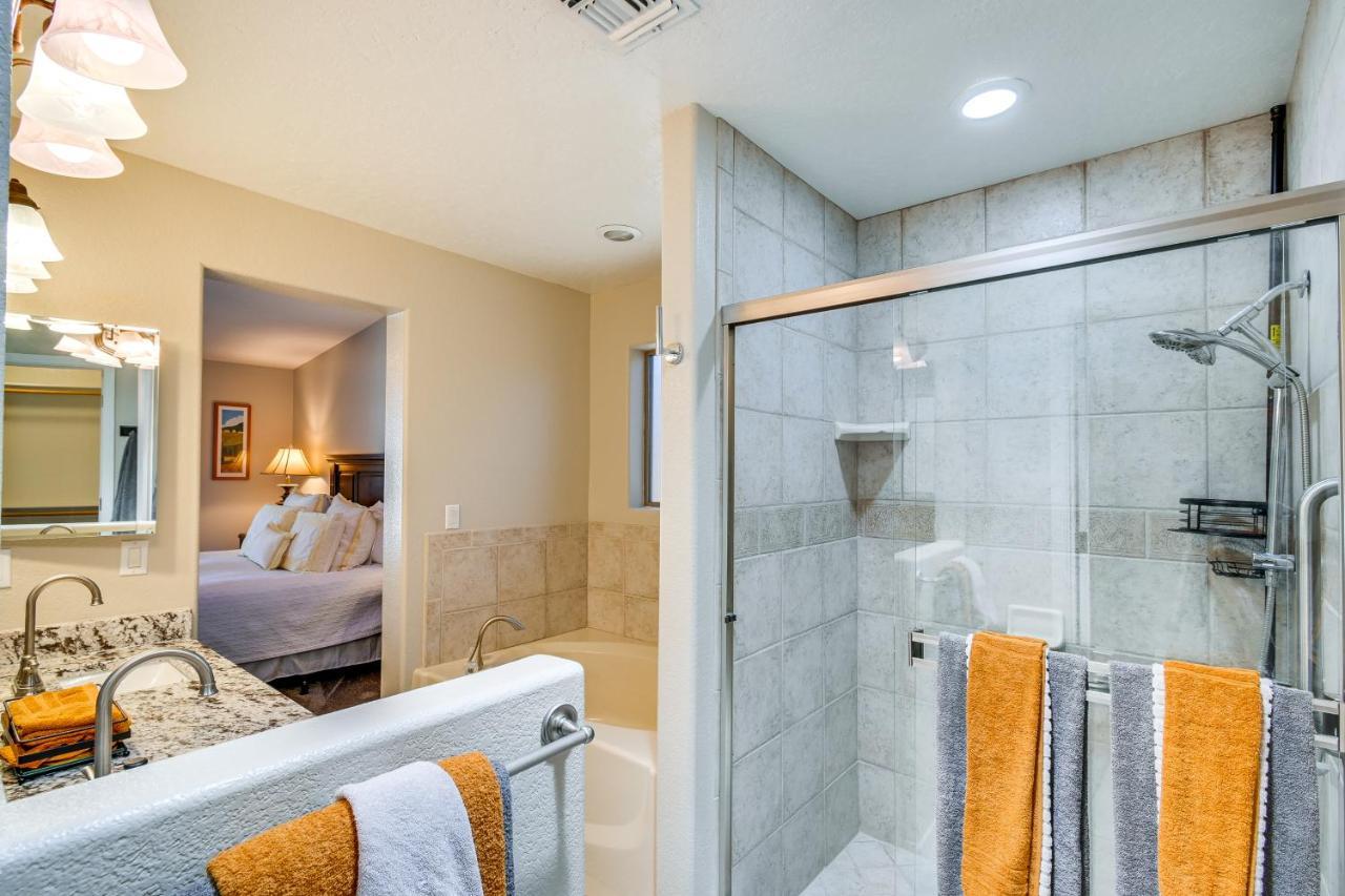 Havasu Oasis With Outdoor Pool And Hot Tub!