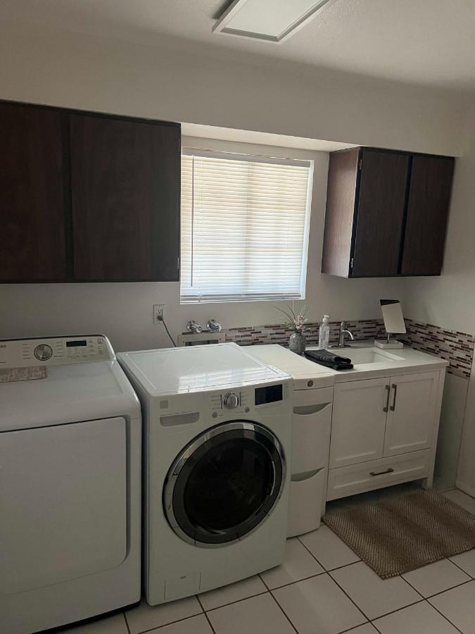 Lodestar Livin! 4-bedroom, Pool, Views! Holiday home Lake Havasu City