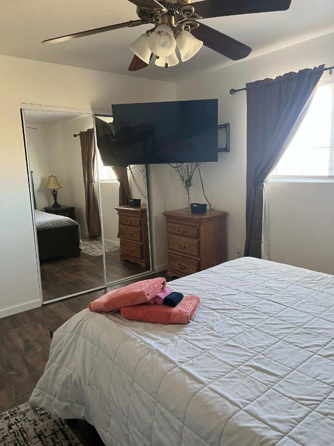 Lodestar Livin! 4-bedroom, Pool, Views! Holiday home Lake Havasu City