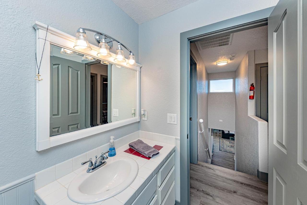 Lakeview Minute From New Launch With Pool And Lake Havasu City