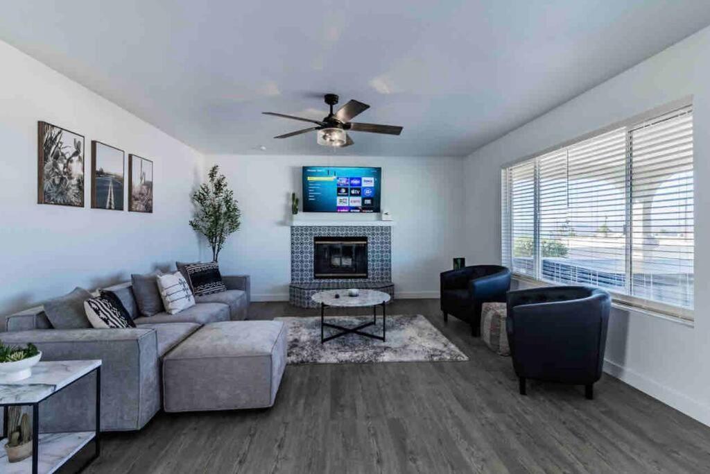 Peaceful Desert W/lake View & Holiday home *