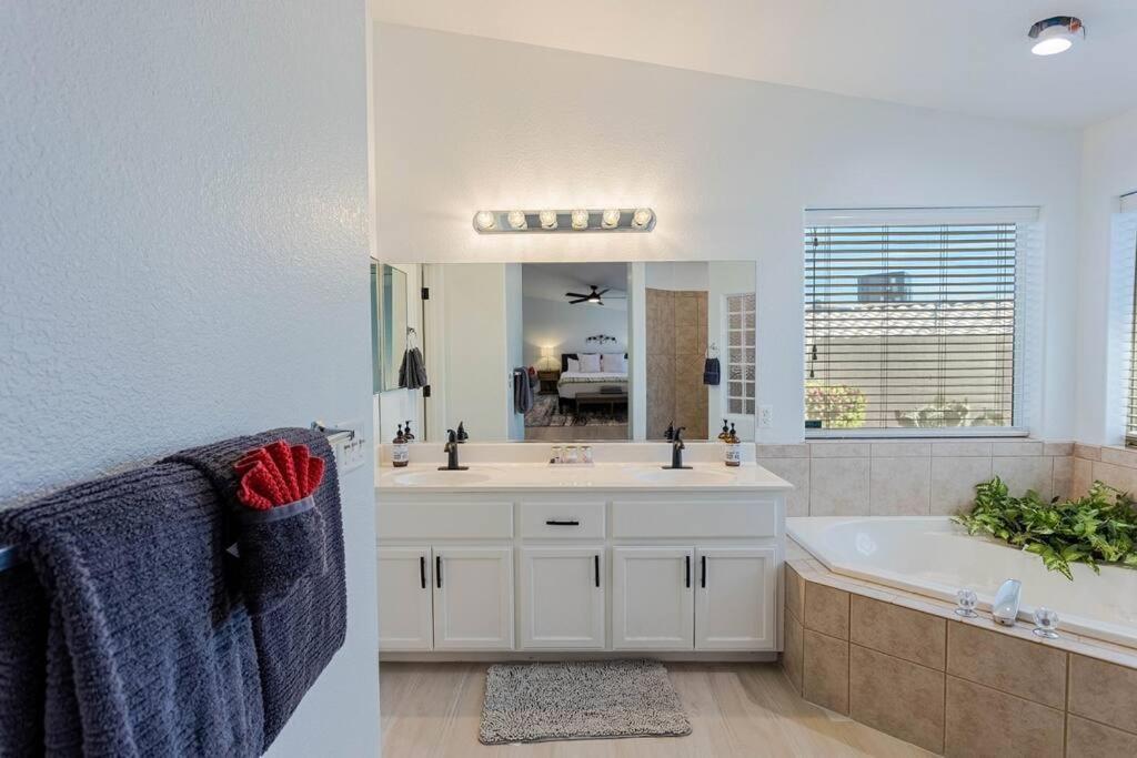 Sunset Paradise . Pool . Bbq . Smart Tv . Sleeps10 Apartment *