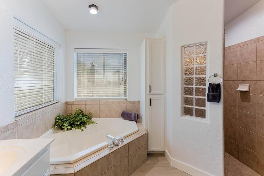 Sunset Paradise . Pool . Bbq . Smart Tv . Sleeps10