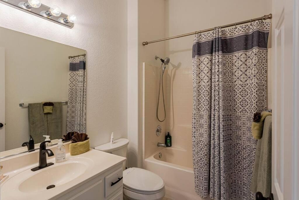 Apartment Sunset Paradise . Pool . Bbq . Smart Tv . Sleeps10 *