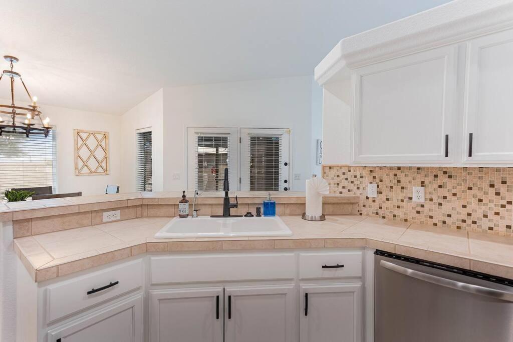 Apartment Sunset Paradise . Pool . Bbq . Smart Tv . Sleeps10 *