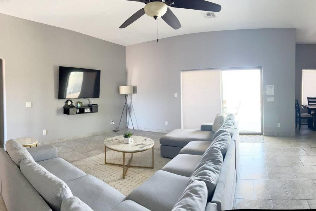 Havasu Retreat! Pool, Spa, Gym & View Holiday home *