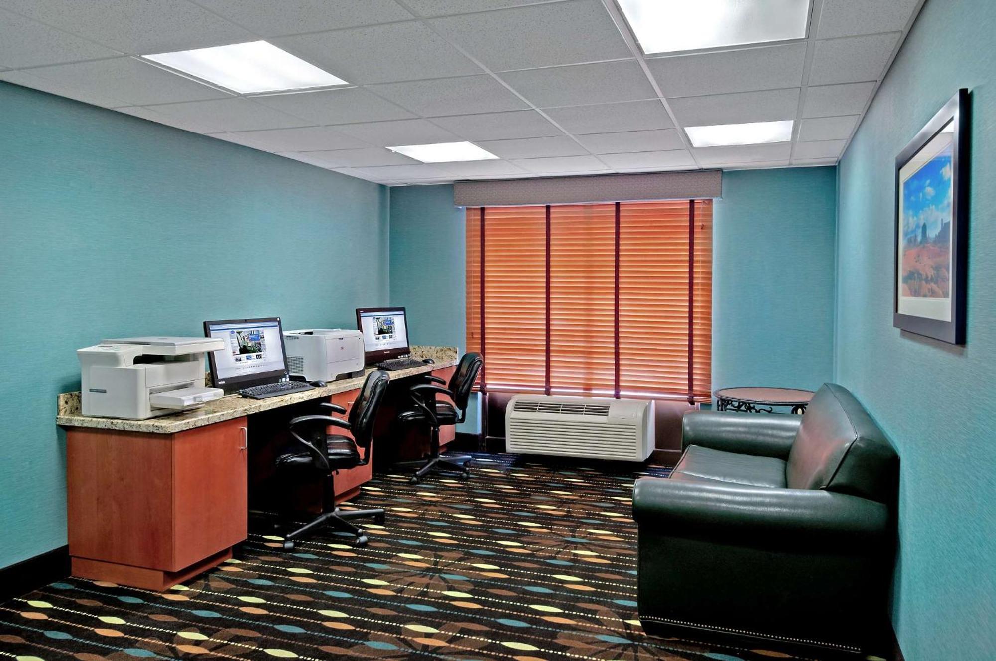 Hampton Havasu Hotel