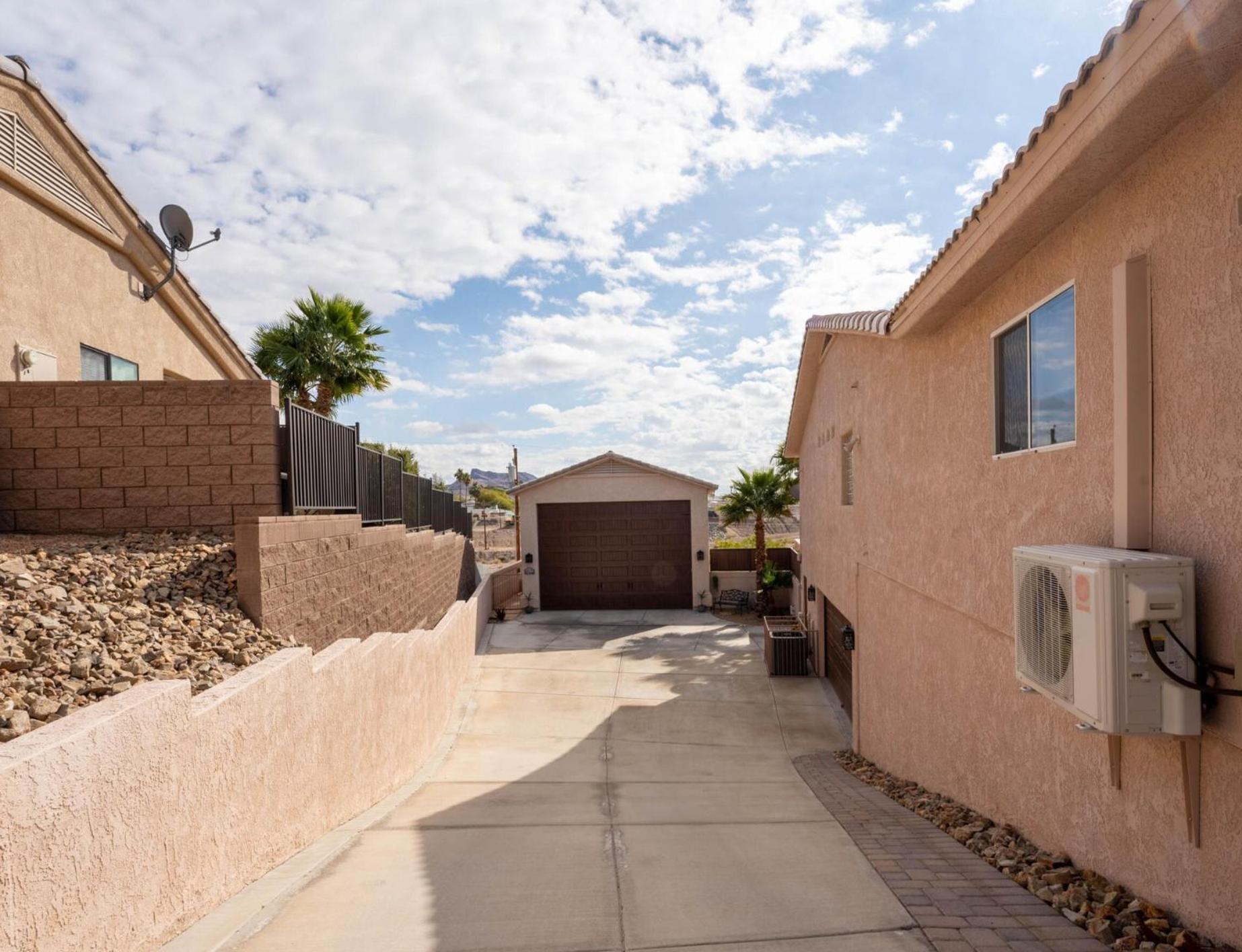 Luxe Havasu 6-bedroom Retreat! Pool, Hot Tub, Views! Holiday home