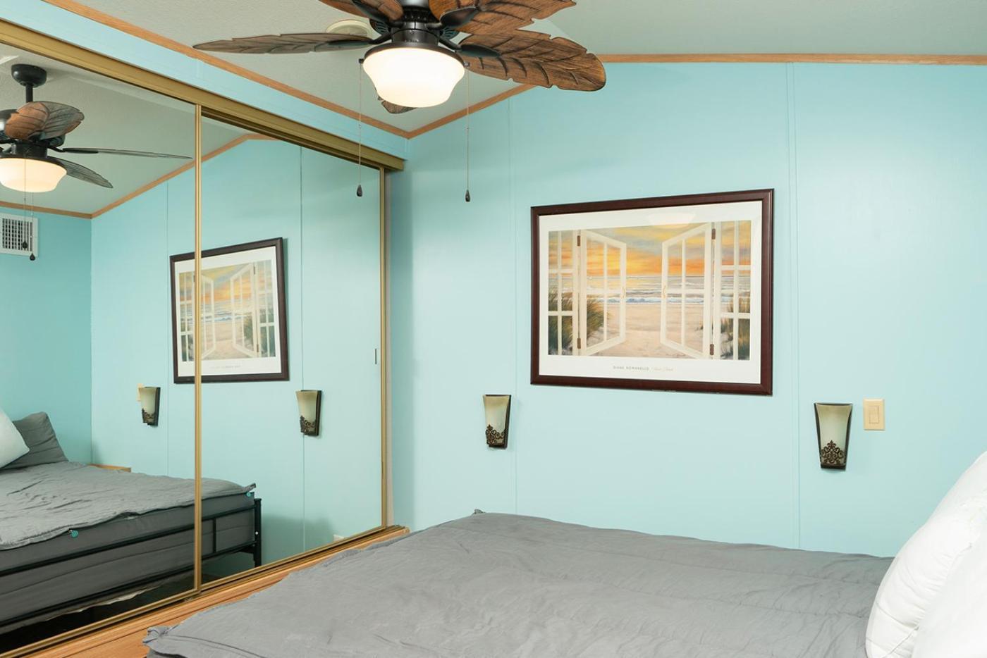 Sam's Beachcomber Beauty, Front Row, Gorgeous Views! #222 *