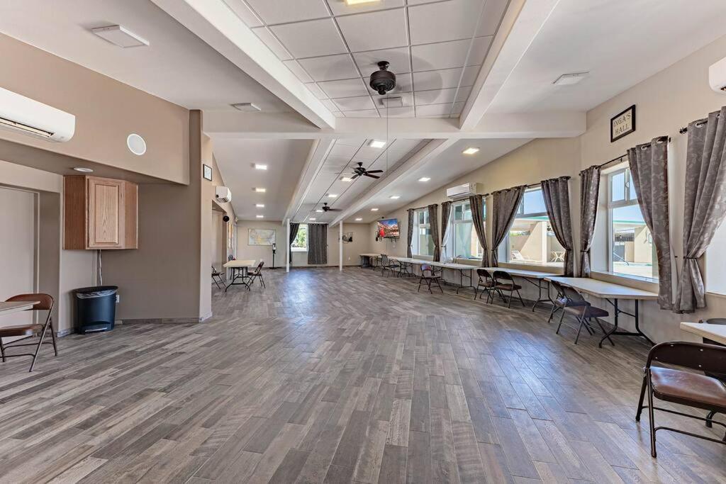 Lakeside Luxury - Sams Beachcomber Access Lake Havasu City