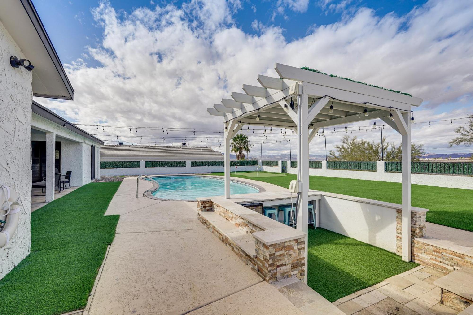 Holiday home Sunny Arizona Oasis With Views - 2 Mi To Havasu