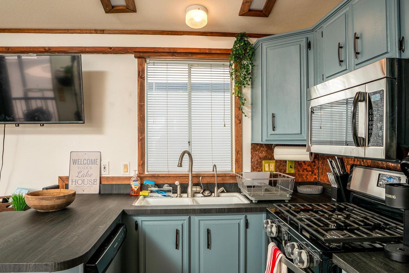 Sam's Beachcomber Beauty, Front Row, Gorgeous Views! #222 Holiday home Lake Havasu City