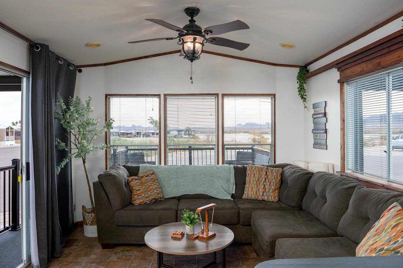 Holiday home Sam's Beachcomber Beauty, Front Row, Gorgeous Views! #222 Lake Havasu City