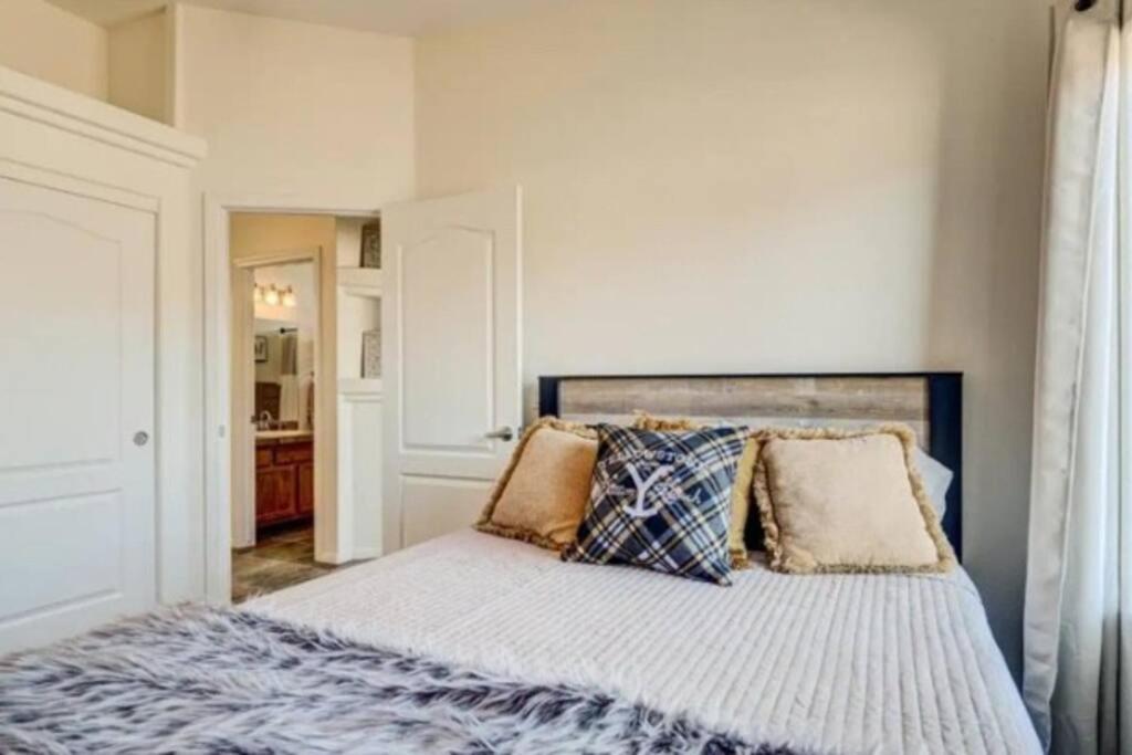 Tranquil Desert Oasis W/ Heatable Pool & Holiday home *