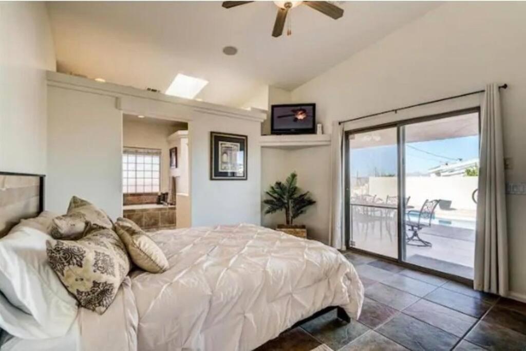Tranquil Desert Oasis W/ Heatable Pool & Holiday home *